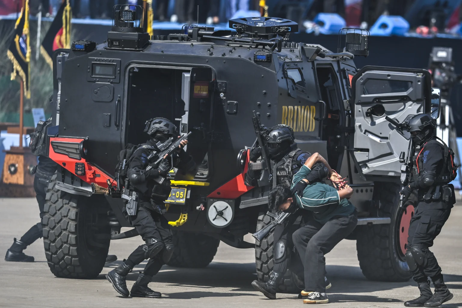 Anggota Polri dari Korps Brimob memperagakan simulasi penangkapan saat peringatan HUT Ke-80 Bhayangkara di Pusat Latihan Brimob Polri, Cikeas, Bogor, Jawa Barat, Rabu (1/7/2026).