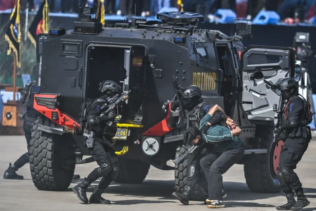 Anggota Polri dari Korps Brimob memperagakan simulasi penangkapan saat peringatan HUT Ke-80 Bhayangkara di Pusat Latihan Brimob Polri, Cikeas, Bogor, Jawa Barat, Rabu (1/7/2026).
