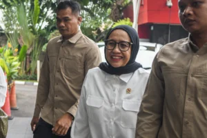 Kepala Badan Gizi Nasional (BGN) Nanik Sudaryati Deyang (tengah) berjalan saat tiba untuk melakukan audiensi di Gedung Merah Putih KPK, Jakarta, Selasa (7/7/2026).