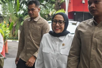 Kepala Badan Gizi Nasional (BGN) Nanik Sudaryati Deyang (tengah) berjalan saat tiba untuk melakukan audiensi di Gedung Merah Putih KPK, Jakarta, Selasa (7/7/2026).