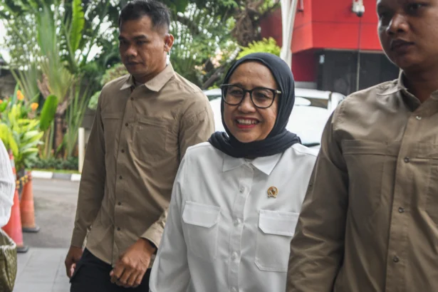 Kepala Badan Gizi Nasional (BGN) Nanik Sudaryati Deyang (tengah) berjalan saat tiba untuk melakukan audiensi di Gedung Merah Putih KPK, Jakarta, Selasa (7/7/2026).