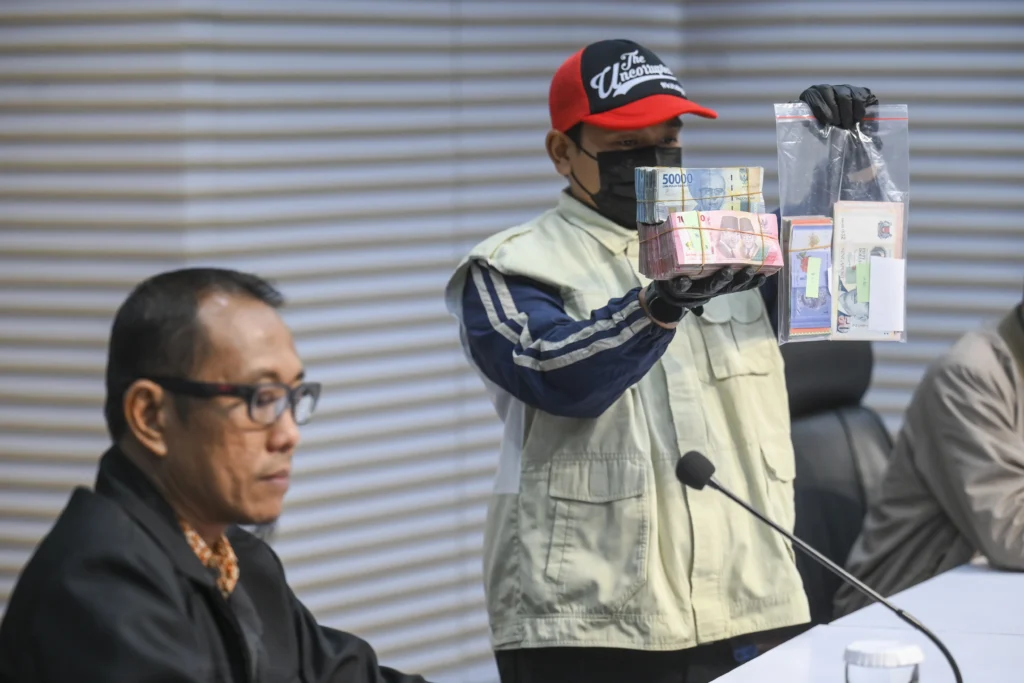 KPK menetapkan Bupati Langkat Syah Afandin sebagai tersangka pada kasus suap terkait proyek di lingkungan Kabupaten Langkat tahun 2025-2026 dan mengamankan sejumlah barang bukti diantaranya uang tunai sebesar Rp100 juta, uang tunai dalam valuta asing senilai Rp1,22 miliar dan 2 rekening bank dengan total senilai Rp2,27 miliar. (Sumber: Antara Foto/Hafidz Mubarak A/sgd)