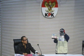 Plt. Direktur Penyidikan KPK Achmad Taufik Husein (kiri) menyaksikan petugas KPK menunjukkan barang bukti uang tunai saat konferensi pers operasi tangkap tangan Bupati Langkat Syah Afandin di Gedung Merah Putih KPK, Jakarta, Jumat (3/7/2026). (Sumber: Antara Foto/Hafidz Mubarak A/sgd)