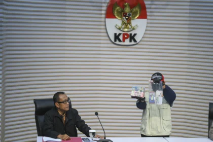 Plt. Direktur Penyidikan KPK Achmad Taufik Husein (kiri) menyaksikan petugas KPK menunjukkan barang bukti uang tunai saat konferensi pers operasi tangkap tangan Bupati Langkat Syah Afandin di Gedung Merah Putih KPK, Jakarta, Jumat (3/7/2026). (Sumber: Antara Foto/Hafidz Mubarak A/sgd)