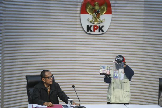 Plt. Direktur Penyidikan KPK Achmad Taufik Husein (kiri) menyaksikan petugas KPK menunjukkan barang bukti uang tunai saat konferensi pers operasi tangkap tangan Bupati Langkat Syah Afandin di Gedung Merah Putih KPK, Jakarta, Jumat (3/7/2026). (Sumber: Antara Foto/Hafidz Mubarak A/sgd)