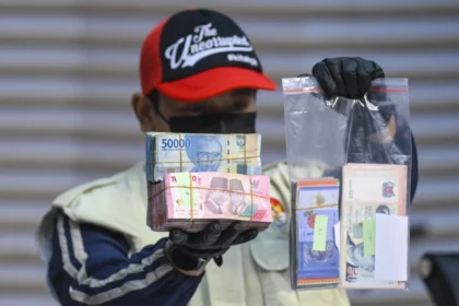 Petugas KPK menunjukkan barang bukti uang tunai saat konferensi pers operasi tangkap tangan Bupati Langkat Syah Afandin di Gedung Merah Putih KPK, Jakarta, Jumat (3/7/2026).