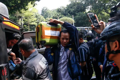 Petugas mengusung barang bukti sitaan dari kendaraan taktis (rantis) setibanya di Direktorat Reserse Kriminal Khusus (Ditreskrimsus) Polda Metro Jaya, Jakarta, Kamis (9/7/2026).
