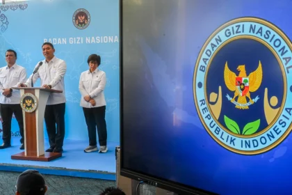 Kepala Badan Gizi Nasional (BGN) Sudaryono (tengah) didampingi Wakil Kepala BGN Trenggono (kiri) dan Agustina Arumsari (kanan) memberikan keterangan pers terkait penutupan dapur SPPG bermasalah di Jakarta, Senin (27/7/2026).