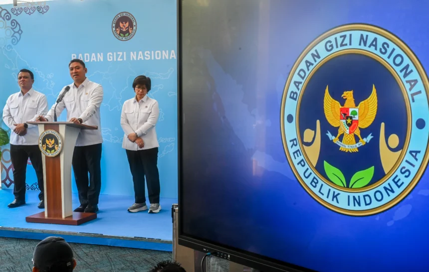 Kepala Badan Gizi Nasional (BGN) Sudaryono (tengah) didampingi Wakil Kepala BGN Trenggono (kiri) dan Agustina Arumsari (kanan) memberikan keterangan pers terkait penutupan dapur SPPG bermasalah di Jakarta, Senin (27/7/2026).