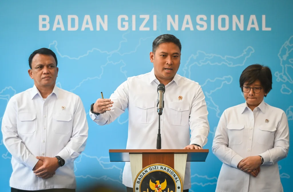Kepala Badan Gizi Nasional (BGN) Sudaryono (tengah) didampingi Wakil Kepala BGN Trenggono (kiri) dan Agustina Arumsari (kanan) memberikan keterangan pers terkait penutupan dapur SPPG bermasalah di Jakarta, Senin (27/7/2026).
