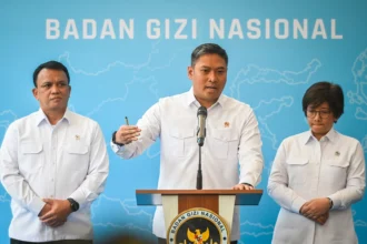 Kepala Badan Gizi Nasional (BGN) Sudaryono (tengah) didampingi Wakil Kepala BGN Trenggono (kiri) dan Agustina Arumsari (kanan) memberikan keterangan pers terkait penutupan dapur SPPG bermasalah di Jakarta, Senin (27/7/2026).