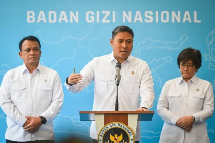 Kepala Badan Gizi Nasional (BGN) Sudaryono (tengah) didampingi Wakil Kepala BGN Trenggono (kiri) dan Agustina Arumsari (kanan) memberikan keterangan pers terkait penutupan dapur SPPG bermasalah di Jakarta, Senin (27/7/2026).
