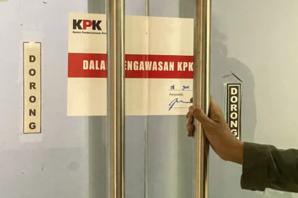 Wartawan mengamati ruang kerja Bupati Kabupaten Muara Enim yang disegel Komisi Pemberantasan Korupsi (KPK) di Kabupaten Muara Enim, Sumatera Selatan, Senin (8/6/2026).