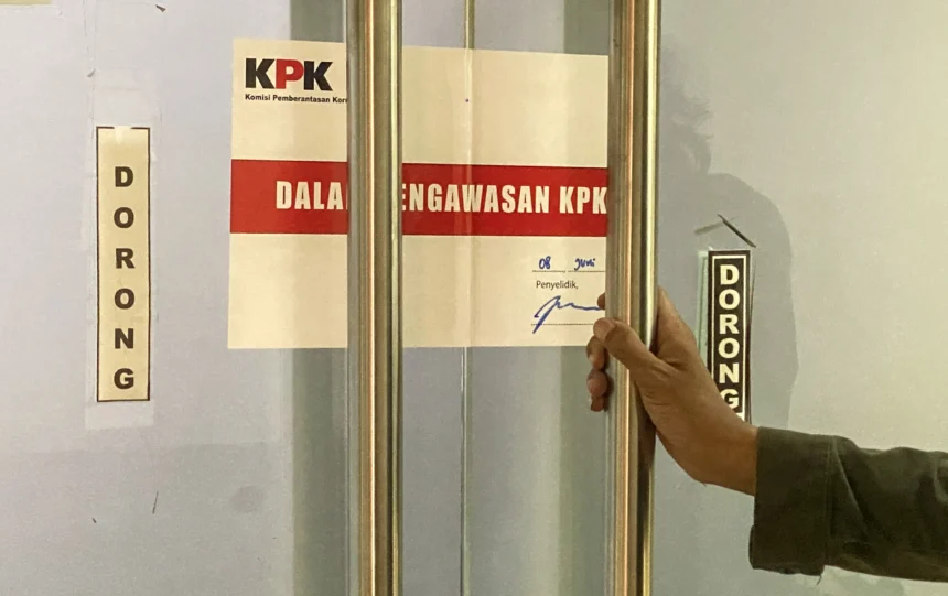 Wartawan mengamati ruang kerja Bupati Kabupaten Muara Enim yang disegel Komisi Pemberantasan Korupsi (KPK) di Kabupaten Muara Enim, Sumatera Selatan, Senin (8/6/2026).