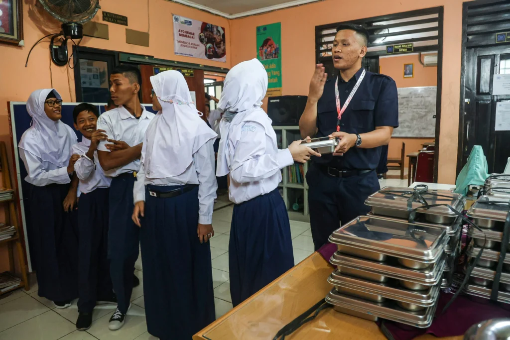 Guru membagikan makan bergizi gratis (MBG) kepada siswa disabilitas di Sekolah Luar Biasa (SLB) B-C Bina Karya Insani, Duren Sawit, Jakarta, Senin (27/7/2026).