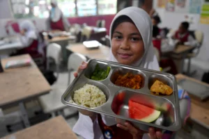 Siswa menunjukan menu Makan Bergizi Gratis (MBG) di SDN 002 Balikpapan Tengah, Kalimantan Timur, Senin (20/7/2026).