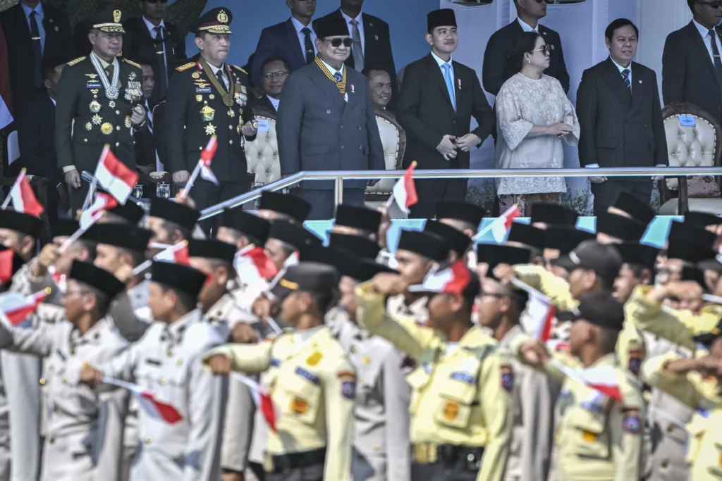 Presiden Prabowo Subianto (ketiga kiri) didampingi Wakil Presiden Gibran Rakabuming Raka (ketiga kanan), Kapolri Jenderal Pol Listyo Sigit Prabowo (kedua kiri), Ketua DPR Puan Maharani (kedua kanan), Ketua DPD Sultan Bachtiar Najamudin (kanan), dan Panglima TNI Jenderal TNI Agus Subiyanto (kiri) menyaksikan defile dalam upacara HUT Ke-80 Bhayangkara di Pusat Latihan Brimob Polri, Cikeas, Bogor, Jawa Barat, Rabu (1/7/2026).