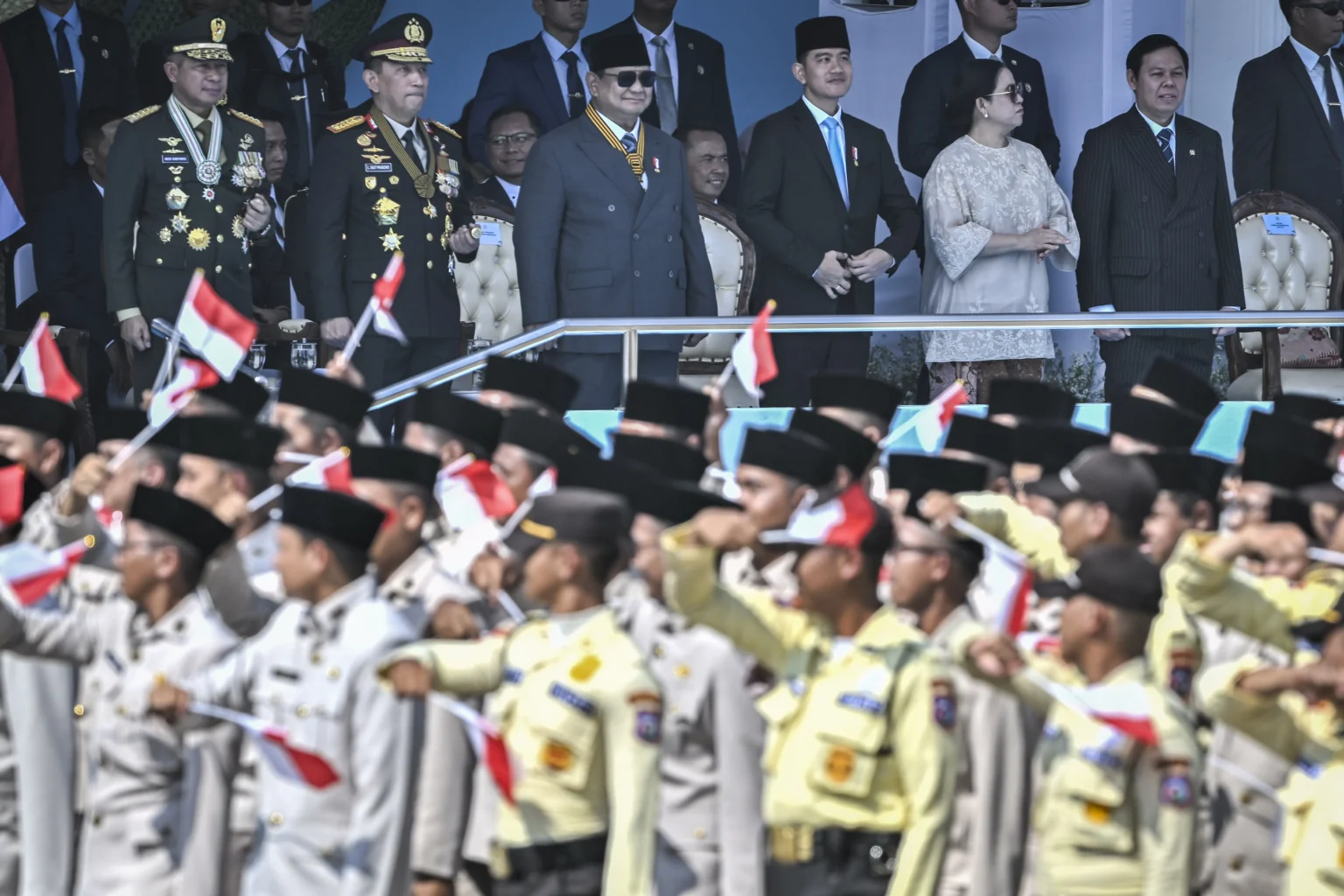 Presiden Prabowo Subianto (ketiga kiri) didampingi Wakil Presiden Gibran Rakabuming Raka (ketiga kanan), Kapolri Jenderal Pol Listyo Sigit Prabowo (kedua kiri), Ketua DPR Puan Maharani (kedua kanan), Ketua DPD Sultan Bachtiar Najamudin (kanan), dan Panglima TNI Jenderal TNI Agus Subiyanto (kiri) menyaksikan defile dalam upacara HUT Ke-80 Bhayangkara di Pusat Latihan Brimob Polri, Cikeas, Bogor, Jawa Barat, Rabu (1/7/2026).