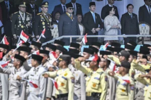 Presiden Prabowo Subianto (ketiga kiri) didampingi Wakil Presiden Gibran Rakabuming Raka (ketiga kanan), Kapolri Jenderal Pol Listyo Sigit Prabowo (kedua kiri), Ketua DPR Puan Maharani (kedua kanan), Ketua DPD Sultan Bachtiar Najamudin (kanan), dan Panglima TNI Jenderal TNI Agus Subiyanto (kiri) menyaksikan defile dalam upacara HUT Ke-80 Bhayangkara di Pusat Latihan Brimob Polri, Cikeas, Bogor, Jawa Barat, Rabu (1/7/2026).