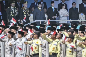 Presiden Prabowo Subianto (ketiga kiri) didampingi Wakil Presiden Gibran Rakabuming Raka (ketiga kanan), Kapolri Jenderal Pol Listyo Sigit Prabowo (kedua kiri), Ketua DPR Puan Maharani (kedua kanan), Ketua DPD Sultan Bachtiar Najamudin (kanan), dan Panglima TNI Jenderal TNI Agus Subiyanto (kiri) menyaksikan defile dalam upacara HUT Ke-80 Bhayangkara di Pusat Latihan Brimob Polri, Cikeas, Bogor, Jawa Barat, Rabu (1/7/2026).