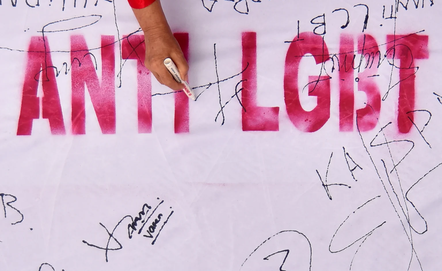 Warga menandatangani kain putih saat kampanye dan deklarasi anti LGBT (Lesbian, Gay, Biseksual, dan Transgender di Padang, Sumatera Barat, Minggu (21/6/2026). Pemprov Sumbar, Polda Sumbar, dan Lembaga Kerapatan Adat Alam Minangkabau (LKAAM) mengajak seluruh masyarakat dalam aksi deklarasi anti LGBT dengan menandatangani kain putih sepanjang satu kilometer dan berkomitmen menindak pelaku dengan hukum adat serta membasmi atau mengusirnya dari tanah Minang. ANTARA FOTO/Fitra Yogi