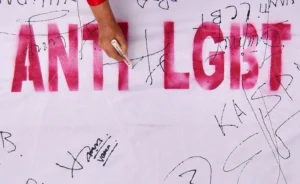 Warga menandatangani kain putih saat kampanye dan deklarasi anti LGBT (Lesbian, Gay, Biseksual, dan Transgender di Padang, Sumatera Barat, Minggu (21/6/2026). Pemprov Sumbar, Polda Sumbar, dan Lembaga Kerapatan Adat Alam Minangkabau (LKAAM) mengajak seluruh masyarakat dalam aksi deklarasi anti LGBT dengan menandatangani kain putih sepanjang satu kilometer dan berkomitmen menindak pelaku dengan hukum adat serta membasmi atau mengusirnya dari tanah Minang. ANTARA FOTO/Fitra Yogi