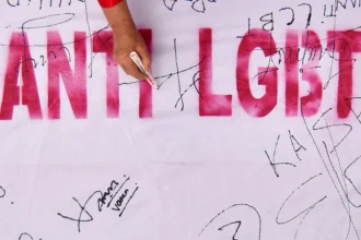 Warga menandatangani kain putih saat kampanye dan deklarasi anti LGBT (Lesbian, Gay, Biseksual, dan Transgender di Padang, Sumatera Barat, Minggu (21/6/2026). Pemprov Sumbar, Polda Sumbar, dan Lembaga Kerapatan Adat Alam Minangkabau (LKAAM) mengajak seluruh masyarakat dalam aksi deklarasi anti LGBT dengan menandatangani kain putih sepanjang satu kilometer dan berkomitmen menindak pelaku dengan hukum adat serta membasmi atau mengusirnya dari tanah Minang. ANTARA FOTO/Fitra Yogi