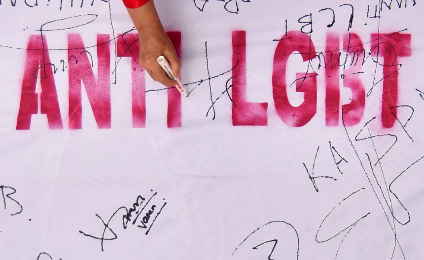 Warga menandatangani kain putih saat kampanye dan deklarasi anti LGBT (Lesbian, Gay, Biseksual, dan Transgender di Padang, Sumatera Barat, Minggu (21/6/2026). Pemprov Sumbar, Polda Sumbar, dan Lembaga Kerapatan Adat Alam Minangkabau (LKAAM) mengajak seluruh masyarakat dalam aksi deklarasi anti LGBT dengan menandatangani kain putih sepanjang satu kilometer dan berkomitmen menindak pelaku dengan hukum adat serta membasmi atau mengusirnya dari tanah Minang. ANTARA FOTO/Fitra Yogi