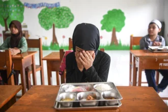 Siswa berdoa sebelum menyantap makanan dari porsi makan bergizi gratis (MBG) di Madrasah Ibtidaiyah (MI) Darul Furqan, di Sebatik Tengah, Nunukan, Kalimantan Utara, Rabu (22/7/2026).
