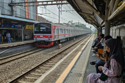 Rangkaian gerbong kereta rel listrik (KRL) jurusan Rangkasbitung - Tanah Abang. (Sumber: Antara Foto/Muhammad Iqbal/nz)