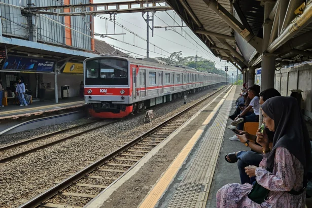 Rangkaian gerbong kereta rel listrik (KRL) jurusan Rangkasbitung - Tanah Abang. (Sumber: Antara Foto/Muhammad Iqbal/nz)