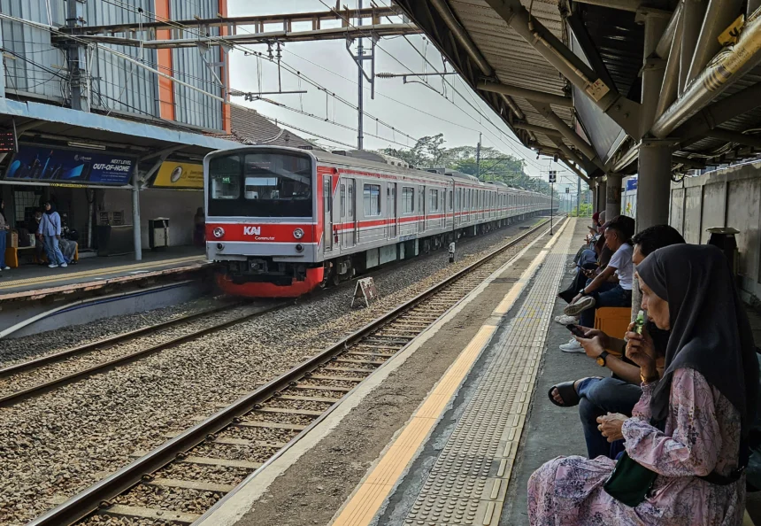 Rangkaian gerbong kereta rel listrik (KRL) jurusan Rangkasbitung - Tanah Abang. (Sumber: Antara Foto/Muhammad Iqbal/nz)