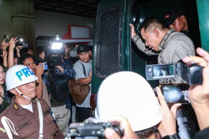Tersangka mantan Jaksa Agung Muda Tindak Pidana Khusus (Jampidsus) Febrie Adriansyah (kanan) turun dari mobil tahanan setibanya di Rutan Cabang KPK, Gedung KPK, Jakarta, Jumat (24/7/2026).