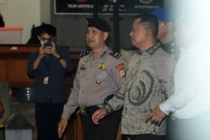 Tersangka yang merupakan mantan Jaksa Agung Muda Tindak Pidana Khusus (Jampidsus) Febrie Adriansyah (kanan) dikawal menuju Rutan Cabang KPK, di Gedung Merah Putih KPK, Jakarta, Jumat (24/7/2026).