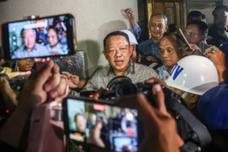 Mantan Jaksa Agung Muda Bidang Tindak Pidana KhususÂ Febrie Adriansyah (tengah) menjawab pertanyaan wartawan seusai menjalani pemeriksaan di Kejaksaan Agung, Jakarta, Jumat (24/7/2026).