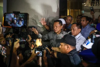 Mantan Jaksa Agung Muda Bidang Tindak Pidana Khusus Febrie Adriansyah (tengah) menjawab pertanyaan wartawan seusai menjalani pemeriksaan di Kejaksaan Agung, Jakarta, Jumat (24/7/2026).