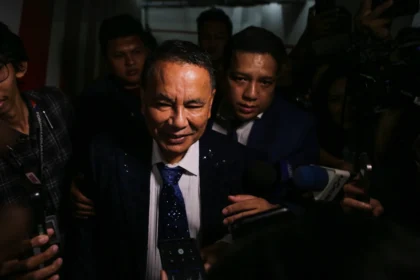 Pengacara Hotman Paris Hutapea (tengah) berjalan memasuki Gedung Bundar saat tiba di Kejaksaan Agung, Jakarta, Jumat (17/7/2026).