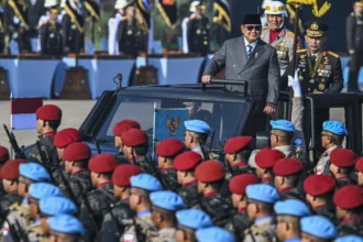 Presiden Prabowo Subianto (kiri) didampingi Kapolri Jenderal Pol Listyo Sigit Prabowo (kanan) menginspeksi pasukan pada upacara HUT Ke-80 Bhayangkara di Pusat Latihan Brimob Polri, Cikeas, Bogor, Jawa Barat, Rabu (1/7/2026).