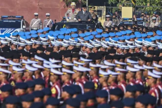 Presiden Prabowo Subianto (tengah) didampingi Kapolri Jenderal Pol Listyo Sigit Prabowo (kanan) menginspeksi pasukan pada upacara HUT Ke-80 Bhayangkara di Pusat Latihan Brimob Polri, Cikeas, Bogor, Jawa Barat, Rabu (1/7/2026).