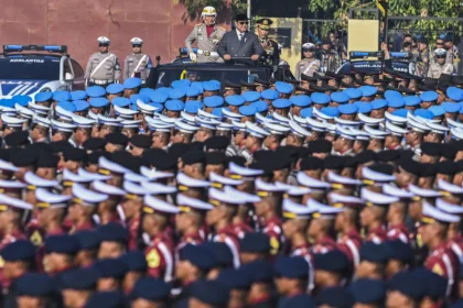 Presiden Prabowo Subianto (tengah) didampingi Kapolri Jenderal Pol Listyo Sigit Prabowo (kanan) menginspeksi pasukan pada upacara HUT Ke-80 Bhayangkara di Pusat Latihan Brimob Polri, Cikeas, Bogor, Jawa Barat, Rabu (1/7/2026).