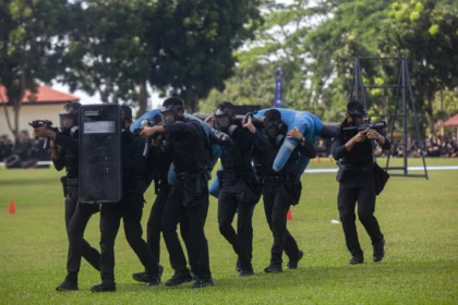 Sejumlah anggota Polri memperagakan simulasi penangkapan taktis dan pengamanan saat upacara peringatan HUT Ke-80 Bhayangkara di Lapangan Polda Kepri, Batam, Kepulauan Riau, Rabu (1/7/2026).