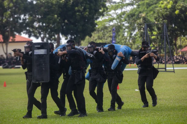 Sejumlah anggota Polri memperagakan simulasi penangkapan taktis dan pengamanan saat upacara peringatan HUT Ke-80 Bhayangkara di Lapangan Polda Kepri, Batam, Kepulauan Riau, Rabu (1/7/2026).