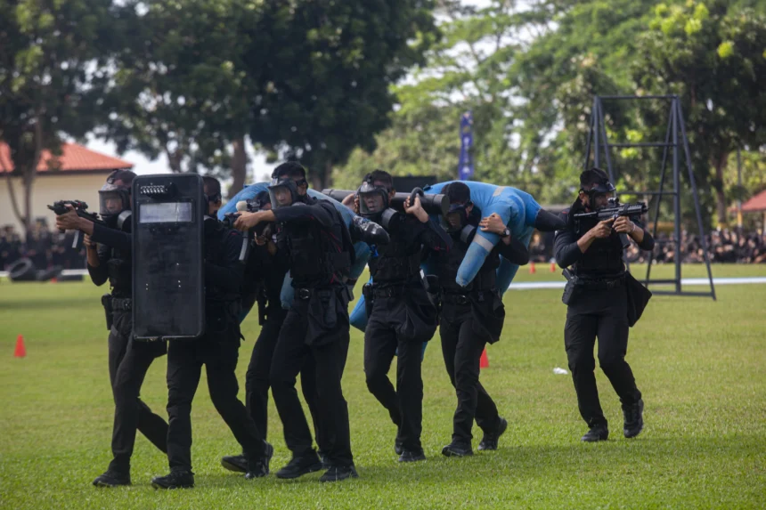 Sejumlah anggota Polri memperagakan simulasi penangkapan taktis dan pengamanan saat upacara peringatan HUT Ke-80 Bhayangkara di Lapangan Polda Kepri, Batam, Kepulauan Riau, Rabu (1/7/2026).