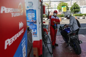 Petugas melayani pengisian bahan bakar minyak (BBM) jenis Pertamax kepada konsumen di SPBU Ayasa Majapahit, Semarang, Jawa Tengah, Kamis (2/7/2026).