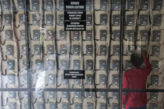 Warga memeriksa meteran listrik di Rusunawa Kaujon, Kota Serang, Banten, Rabu (3/6/2026). (Sumber: Antara Foto/Angga Budhiyanto/nz)