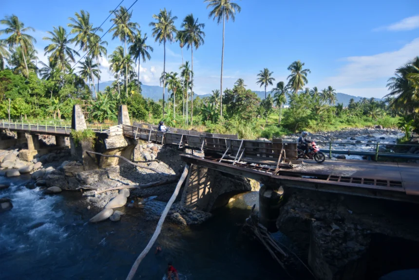 Pengendara melewati akses darurat di Jembatan Kalawi Limau Manih, Pauh, Padang, Sumatera Barat, Selasa (7/7/2026).