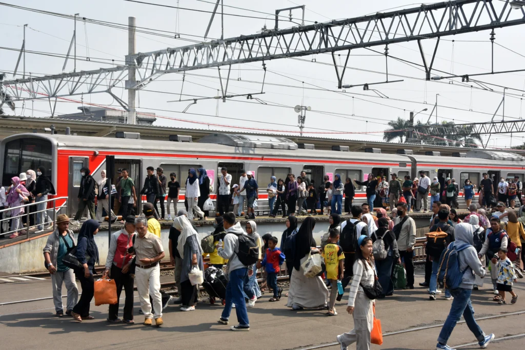 Jumlah penumpang KRL Commuter Line saat libur sekolah. (Sumber: Antara Foto/Arif Firmansyah/wsj)