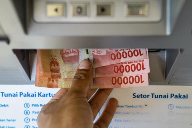 Warga mengambil uang melalui mesin anjungan tunai mandiri (ATM) di kawasan Jagakarsa, Jakarta, Rabu (1/7/2026). (Sumber: Antara Foto/Rakha Raditya Yahya/YU)