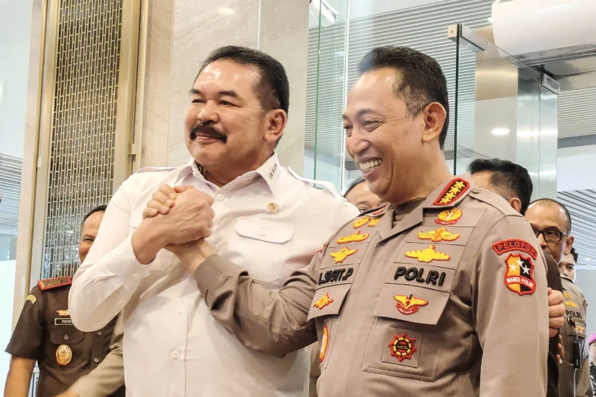Kapolri Jenderal Polisi Listyo Sigit Prabowo (kanan) bersama Jaksa Agung ST Burhanuddin (kiri) melakukan salam komando usai pertemuan di Kejaksaan Agung, Jakarta, Senin (13/7/2026).