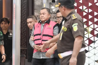 Tersangka dugaan tindak pidana korupsi tata kelola program Makan Bergizi Gratis (MBG) pada Badan Gizi Nasional (BGN) Lodewyk Pusung (tengah) berjalan memasuki mobil tahanan di Kejaksaan Agung, Jakarta, Rabu (3/6/2026). Kejaksaan Agung menetapkan mantan Kepala BGN Dadan Hindayana, dan dua mantan Wakil Kepala BGN yakni Sony Sanjaya dan Lodewyk Pusung sebagai tersangka dugaan tindak pidana korupsi tata kelola program MBG pada BGN tahun 2025-2026. (ANTARA FOTO/M Risyal Hidayat)